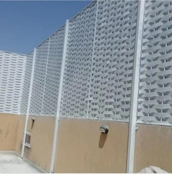 سواتر معدنية زخرفية مفرّغة مثبّتة أعلى سور خارجي